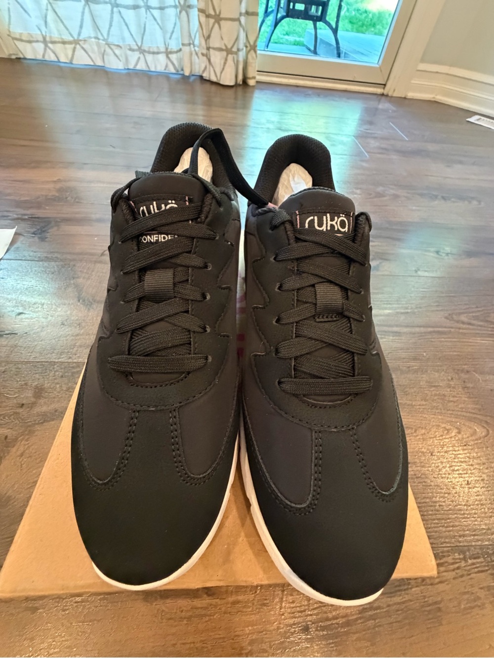 New in box Ryka Black and White confident lace up Women’s Sneakers size 81/2. - Picture 3 of 6